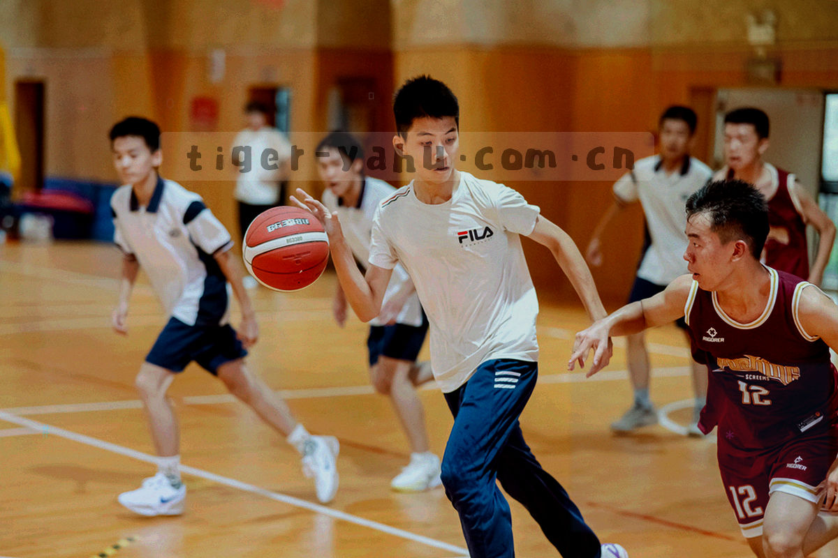 两位师傅在操作台前演示管道接驳的局部画面，画面中只有手部与工具